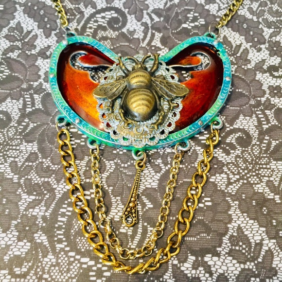 Mixed media steampunk cosplay bee necklace - Picture 7 of 11
